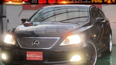 LEXUS   レクサス　LS460　Iパッケージ ★車検2年付き★VIPセダンの最高峰！　1度乗ったら病みつきになる滑らかなV型8気筒4600ｃｃのフィーリング✨✨　全ドアイージークローザー付き❕❕　高速道路もラクラクのクルーズコントロール付でアクセルいらずです(*^^*)　シートヒーター&クーラーで快適空間(^^♪社外マフラー&Tom‘ｓフルエアロ&社外ホイール装備で外装ばっちり決まってます(^_-)-☆　本黒革内装にマルチ、ウッドコンビハンドルで高級感抜群🎵