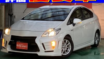 PRIUS   プリウス　☆Ｓ☆　30型カスタム車両！！　☆総合評価優良車☆　スピンドルグリル風グリル＆社外フルエアロ＆ダウンサス装着✨　✨納車時新品タイヤ✨　黒レザーシートカバーが車内をカッコよく演出！！　人気Ｎｏ１ハイブリッドカー・低燃費！！驚異の３０．４ｋｍ/ℓという燃費と走行安定性も抜群・お財布に優しい経済的なお車です♪