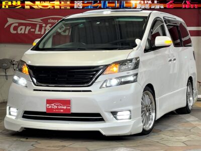 VELLFIRE    ヴェルファイア　★Ｚ・Ｇエディション★人気上級グレード３，５００ｃｃタイプ！！ワンオーナーカスタム車両！！純正ＨＤＤナビ＆純正電動フリップダウン・Ｂｌｕｅｔｏｏｔｈ内臓！！２列目エグゼクティブパワーシート・快適ラウンジ！！天井・Ｗサンルーフにプレミアムサラウンドシステムスピーカー搭載！！音響機能までの装備抜群！！ＦＲアンダースポイラー＆４本出テールエンドマフラー！！シーケンシャルウインカー内臓アクリルテール付！！内装もボリューム付イルミ＆ＬＥＤ打ち換え済！！月々４万円台～ＯＫ！！