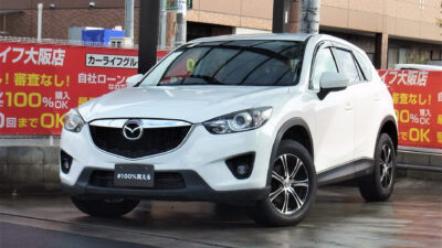 CX-5　XD　4WD　クリーンディーゼル・アイドリングストップで燃料代を抑えつつ、4WDで力強い走りも可能なクロスオーバーSUV🔥　バックカメラ&サイドカメラで走行中の安全性も抜群📸　クルーズコントロール付きで遠出の際や、高速道路でも大活躍🏁　Bluetoothオーディオ視聴可能な社外ナビ🎵🎶　スマートキー&プッシュスタートで乗り降りからエンジン始動まで楽々🔑　燃費・走行性能・安全性と万能なSUVです✨　🌜大阪店専用HPにて360°画像💫&動画🎥を随時更新中❗carlifegroup.jp で検索🕵️‍♂️🌛《1年保証付》