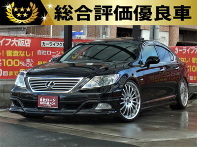 LEXUS　レクサス　LS460　バージョンS　【総合評価優良車】　入荷困難なLS460のブラックついに入荷いたしました✨　なんとカールソン２１インチAW付き💎　社外フルエアロ・社外マフラー・ローダウンで超豪華なエクステリアデザイン💥　地デジチューナーやDVDプレイヤー付きなので車内で様々な映像を楽しむことができます💿📺　もちろん走行中の視聴可能です✨　シートヒーター&シートエア・ハンドルヒーターでどんな季節でも快適に過ごすことができます🔥⛄　パワーシート&シートメモリーで細かなポジションの設定も可能で乗り心地抜群💺　高級セダンならではのゴージャスな装備が満載です❗❗　🌜大阪店専用HPにて360°画像💫&動画🎥を随時更新中❗carlifegroup.jp で検索🕵️‍♂️🌛《1年保証付》