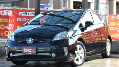 PRIUS　プリウス　Sツーリングセレクション　出ました❗人気の大画面8インチワイドサイズHDDナビ✨　しかも大画面ワイドフリップダウンモニターも付いています🤩　プリウスでこれは珍しいです👏　内装のインパクトはもちろんのこと、2連LEDヘッドライトやフロントグリルにメッキ加工もされており内外装ともにバッチリ👍　この1台のみの特別なプリウスですのでお問い合わせはお早めに❗❗　🌜大阪店専用HPにて360°画像💫&動画🎥を随時更新中❗carlifegroup.jp で検索🕵️‍♂️🌛《1年保証付》