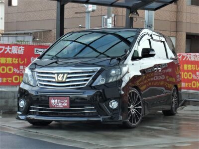 ALPHARD　アルファード　240S　～7人乗りtype～　ドレスアップされた20系アルファード💥　後期のグリル＆フロントバンパーに社外20インチAW＆ローダウンされていてインパクト大です💣　車内もキャプテンシート＆オットマンや黒革調シートカバー、フリップダウンモニターなどラグジュアリー仕様💎　カスタムされた大きいミニバンお探しの方は必見です👀　🌜大阪店専用HPにて360°画像💫&動画🎥を随時更新中❗carlifegroup.jp で検索🕵️‍♂️🌛《1年保証付》