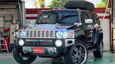 HUMMER ハマーH3　ラグジュアリー　★4WD★　✨三井物産ディーラー車！！✨　迫力のデザインと乗り心地よさ！扱いやすいボディサイズが魅力的♪　ストラーダHDDナビ（CD、DVD、ラジオ、ミュージックサーバー、MD、地デジフルセグTV走行中可）＆バックカメラつき！　サンルーフ＆黒革パワーシートの豪華装備！　夜間でも明るいHIDヘッドライト＆HIDフォグつき！　ハマー専用ルーフキャリアBOX装着済み！　★車検2年付★　✨月々６万円台～✨