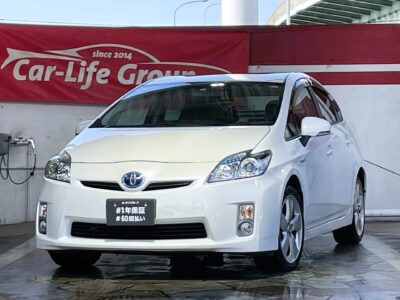 PRIUS　プリウス　S　ハイブリット　月々２６，４００円～🆗　低燃費セダン🍃Ｎｏ①🎊カタログ燃費🔰JC08モード30.4㎞/ℓ🔋お財布に優しい👛多機能ストラーダナビ🗾ＤＶＤ📀Ｂｌｕｅｔｏｏｔｈ🎶📱フルセグ内臓📺走行中映像視聴可能😁バックカメラ📹で駐車も楽々♪明るいＬＥＤヘッドライト💡＆ツーリング用純正１７インチＡＷ変更済み🌈車検２年付🌈🚗福岡店専用HPでも在庫確認可能‼✨ 【carlifegroup.fukuoka.jp/】で検索🕵️‍♂️