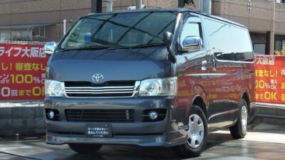 HIACE　ハイエース　スーパーGL　『大人気グレード』　☆ワンオーナー☆　バンでも標準装備が充実しており、商用だけではなく普段使う車としても十分活躍できます✨　荷室も広いのでファミリー様でのお出かけやアウトドアにも使えて好評です⛺　社外のフロントグリルやテールレンズがカスタムされており見た目もgood👌　かっこいいグレーメタリックカラー💎　🌜大阪店専用HPも要チェック❗carlifegroup.jp で検索🕵️‍♂️　Instagram・Twitter・TikTokも随時更新中❗❗🌛《1年保証付》