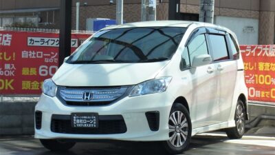 FREED HV　フリードハイブリッド　ジャストセレクション　7人乗りタイプ　1,500ccサイズの7人乗りコンパクトカー⛽　ハイブリッドなので低燃費🍀　ステアリングスイッチで走行中のオーディオ操作も安心🎵🎶　クルーズコントロール付きで高速走行も楽々🏁　バックカメラで駐車時も安心です📸　🌜大阪店専用HPも要チェック❗carlifegroup.jp で検索🕵️‍♂️　Instagram・Twitter・TikTokも随時更新中❗❗🌛《1年保証付》