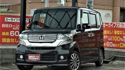 N-BOX　カスタム  G・ターボ パッケージ　とにかく室内が広い🌏　軽ハイトワゴンの代表格📦　両側パワースライドドアなので大人数でのお出掛けの際も便利です🤱　クルーズコントロール&パドルシフトで運転支援もバッチリ🏁　ETC付きなのでご納車後すぐに遠出も可能です🗾　🌜大阪店専用HPも要チェック❗carlifegroup.jp で検索🕵️‍♂️　Instagram・Twitter・TikTokも随時更新中❗❗🌛《1年保証付》