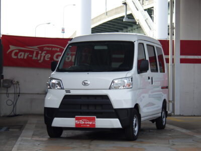 HIJET　ハイゼットカーゴ　★デラックス★２０２０年式・走行４，０００ｋｍ台😲高年式・低走行車✨キーレス＆パワーウィンドウ装備✨ルーフ収納付・小物＆書類整理も楽々📓燃費向上アイドリングストップ🍃エコ🍃開放感・両側スライドドアー！！スペース広々インパネＡＴ✨ディーラー保証継承可能✨納車時新品フロアマット装着✨車検２年付✨　✨黒ナンバー登録も追加料金なしで登録可能✨月々支払3万円台～😲