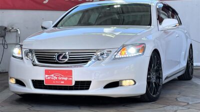 LEXUS　GS レクサス　ＧＳ４５０ｈ・バージョンＩ　✨総合評価優良車✨　✨後期型！パールホワイト！高級感のある内装ベージュ本革シートタイプ👑　純正マルチ・📀ＤＶＤ６連チェンジャー💿搭載！そしてBluetooth📞やフルセグ内蔵📺！！　🔥社外アイライン付LEDヘッドライト交換済✨　人気ホイールＲＡＹＳ・ＨＯＭＵＲＡ１９インチＡＷ＆ＴＥＩＮ車高調ローダウン🔥　シートエアコン・ヒーターで快適運転💺　３，５００ｃｃエンジン＋モーターで２９６馬力のハイパワー💡！！　内外装美車✨　🌈納車時新品タイヤ装着🌈　✨車検２年付✨　📸車両動画・有🎥▶