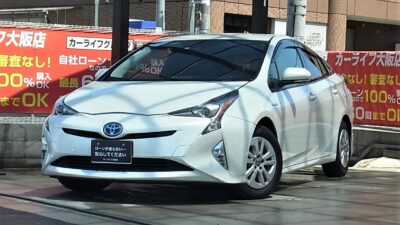 PRIUS　プリウス　S　～50系～　待望の50プリウス再入荷🚗　KenwoodメモリーナビでBluetoothオーディオも視聴可能🎵🎶　バックカメラ付きのため安心して駐車することができます📸　純正LEDヘッドライト&AUTOハイビームで夜間の走行も視界良好💡　レーダークルーズコントロール付きのため遠出の際も楽々です🗾　現在入荷困難なためこの機会を逃すと次回入荷はいつになるかわかりません💣　🌜大阪店専用HPも要チェック❗carlifegroup.jp で検索🕵️‍♂️　Instagram・Twitter・TikTokも随時更新中❗❗🌛《1年保証付》