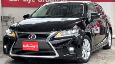 LEXUS     レクサス　ＣＴ２００ｈ　バージョンＣ　✨専用チューニングサスペンション！！待望のスピンドルグリルタイプ・後期型入庫✨　純正多機能マルチナビ！！Bluetooth、地デジフルセグTV🎶　バックカメラで安心ラクラク駐車可能😎　夜間でも明るいLEDヘッドライト＆LEDフォグランプ搭載🌞　シートヒーターつきで快適🔥　✨納車時新品タイヤ装着✨　月々支払4万円台～😲　🎥＂高画質ムービー有▶