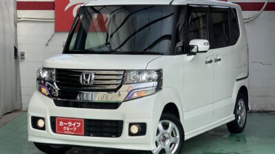 N-BOX　カスタム　SSパッケージ ✨大人気パールホワイト！ファミリー層にも大人気のハイトール軽自動車✨　✨4WD✨　純正メモリーナビ（ワンセグＴＶ、ＤＶＤ、ＵＳＢ、ＳＤ）&バックカメラ👀　ステアリングスイッチ付き✨　乗り降りラクチンな両側パワースライドドア👪　夜間でも明るいＨＩＤヘッドライト&フォグ🌞　小物出し入れ自由自在なルーフコンソールボックス✨　🔥社外14インチアルミホイール！納車時タイヤ4本新品🔥　✨車検2年付✨　✨特別仕様車・４ＷＤ✨