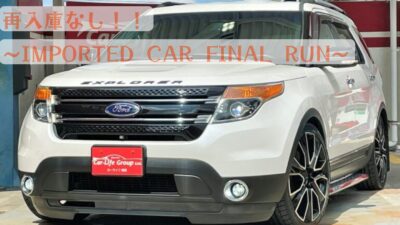 FORD EXPLORER　フォード　エクスプローラー　＂ＸＬＴ　エコブースト＂全長５ｍオーバー大型ＳＵＶ・３列シート７人乗🚙カーライフグループ初入庫車両🚙排気量はコンパクトな２，０００ｃｃターボエンジンながら２４３ｐｓで楽々運転🌈純正マルチメディアプレーヤー・📞Ｂｌｕｅｔｏｏｔｈ🎶内蔵！！前後独立タイプのＷエアコン☆ブラインドスポット＆クロストラフィックアラートで安全装備も充実💡外装はローダウン・サイドステップ・ヒッチメンバー・２２インチＡＷでシンプルラグジュアリーに仕上済✨総合評価優良車✨