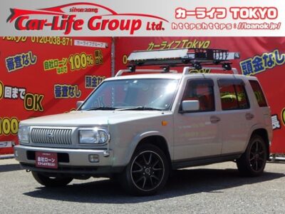 RASHEEN　ラシーン　タイプM　【カスタム】　✨４ＷＤ✨　🔥希少車・日産が誇るコンパクトSUV！ラシーンがTOKYO店初入庫🔥　🌈大人気のサンドベージュカラー🌈　キャンプやアウトドアで大活躍間違いなしのルーフキャリア&バスケット装着済み🎪　オシャレなデザインシート&レトロな雰囲気のウッドパネル内装がGOOD👍　横開きバックドアで狭い場所でも荷物の出し入れラクラク🧳　社外16インチアルミホイールつき✨　✨車検2年付✨　🌜TOKYO店専用HPにて更新中❗ carlifegroup.tokyo.jpで検索🕵️‍♂️🌛