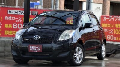 VITZ　ヴィッツ　Fリミテッド　【ユーザー買取車】　月々13,200円～のお手軽コンパクトカー⭐　フルセグTV・DVDなど走行中視聴可能のメモリーナビ📺　燃費や維持費も負担の軽い1,300㏄クラスの車両です🙌　内外装もキレイでお気軽にお乗りいただけます✨　早いもの勝ちです😁　🌜大阪店専用HPも要チェック❗carlifegroup.jp で検索🕵️‍♂️　Instagram・Twitter・TikTokも随時更新中❗❗🌛《1年保証付》