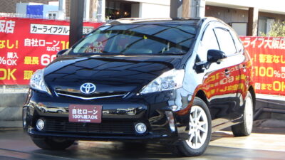 PRIUS α　プリウスα　G　大阪店大人気7人乗りタイプ🤱　ハイブリッドの燃費性能と利便性の高いステーションワゴンタイプなので万能に使用することができます⛽　3列目シートを倒せば荷室も広く取れるため、シチュエーションに合わせた乗り方が可能です📦　車両の全方位をカメラで確認できる『パノラミックビューモニター』が付いているため安全性も抜群です📸　純正SDナビでBluetoothオーディオ視聴可能🎵🎶　燃費性能・利便性・安全性に長けたオススメ車両です✨　🌜大阪店専用HPも要チェック❗carlifegroup.jp で検索🕵️‍♂️　Instagram・Twitter・TikTokも随時更新中❗❗🌛《1年保証付》