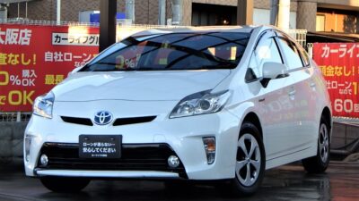 PRIUS 　プリウス　S　大人気30系後期型💎　カタログ燃費38.0km/Lと抜群の燃費性能🍃　純正メモリーナビでDVD・フルセグTVはもちろん、BluetoothAUDIO接続可能でスマホからお好きな音楽流せます🎶　フロントLEDクリアランスランプで夜道も明るくて見た目もオシャレです😉　燃費を気にされる方は間違いない1台です🙌　🌜大阪店専用HPも要チェック❗carlifegroup.jp で検索🕵️‍♂️　Instagram・Twitter・TikTokも随時更新中❗❗🌛《1年保証付》