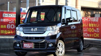 N-BOX　カスタム　G・Lパッケージ　【ユーザー買取車両】　人気の衰えない軽ハイトワゴンがユーザー買取価格で登場💰　Bluetoothオーディオでスマホから好きな音楽を再生可能🎵🎶　バックカメラ付きで駐車時の後方確認も楽々📸　純正HIDヘッドライト&フォグランプで夜間の運転も安心です💡　パワースライドドア付きなのでお子様やご年配の方でも乗り降り簡単です🤱　🌜大阪店専用HPも要チェック❗carlifegroup.jp で検索🕵️‍♂️　Instagram・Twitter・TikTokも随時更新中❗❗🌛《1年保証付》