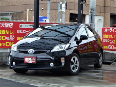 PRIUS　プリウス　S　ALPINE8インチナビで大迫力の映像が楽しめるプリウスです💥　走行中フルセグTV･DVD視聴可能です💿📺　カタログ燃費は驚異の30.4km/L⛽　純正プロジェクターHIDヘッドライト&フォグランプで夜間の運転でも視界良好💡　降雪地域でも嬉しいスタッドレスタイヤ&ホイールもセットでお付けします⛄　🌜大阪店専用HPも要チェック❗carlifegroup.jp で検索🕵️‍♂️　Instagram・Twitter・TikTokも随時更新中❗❗🌛《1年保証付》