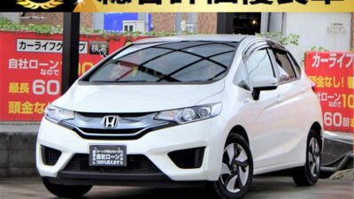 FIT　フィット　ハイブリッド　Lパッケージ 　【総合評価優良車】　カタログ燃費36.4km／Lの低燃費🍃　タッチパネルディスプレイの純正ナビでBluetoothオーディオやHDMI接続端子も車内にございますのでスマホ等と接続したらYouTubeやネット動画がナビでご覧いただけます✨　ハーフレザーシートや革巻きステアリングなどパネルにも黒革が多く使われており高級感もあります💎　タッチパネルディスプレイのエアコン操作など近未来的な車内です🌌　小回りも効くのでちょっとしたお出かけでもノンストレス🥳　🌜大阪店専用HPも要チェック❗carlifegroup.jp で検索🕵️‍♂️　Instagram・Twitter・TikTokも随時更新中❗❗🌛《1年保証付》