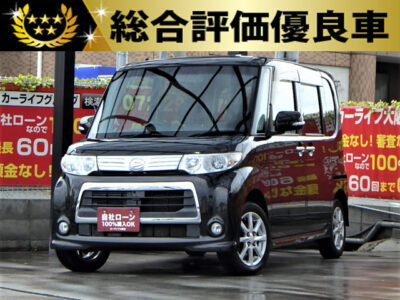 TANTO　タントカスタム　X　【総合評価優良車】　ハイトワゴンの元祖とも言えるタントカスタム✨　375系後期型💎　メッキやカーボン調のフロントグリルやバックドアガーニッシュがデザイン性を際立たせております🌃　機能面では左側センターピラーレスで乗り降りや大きなお荷物の積み下ろしに最適📦　後席はフルフラット可能なので高さのあるお荷物でも積み込むことが可能です🛒　収納の多さは当店在庫の中でもトップクラス❗　夜間でも安心の純正HIDヘッドライト＆フォグランプ付き💡　どんな場面でも活躍できる人気車種です🚗　🌜大阪店専用HPも要チェック❗carlifegroup.jp で検索🕵️‍♂️　Instagram・Twitter・TikTokも随時更新中❗❗🌛《1年保証付》