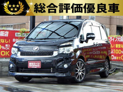 VOXY　ヴォクシー　ZS　～7人乗りタイプ～　【総合評価優良車】　月々20,500円～購入できるお買い得車両💰　両側パワースライドドアやバックカメラなど、ミニバンであれば欲しい装備が整ってこの価格❗❓　革巻きハンドルやパドルシフト、TRDホイールでスポーティな仕様🏁　黒革調シートカバーでデザイン性も抜群💎　純正HDDナビでBluetoothオーディオ視聴可能です🎶　なかなか入荷できない7人乗りタイプです💣　🌜大阪店専用HPも要チェック❗carlifegroup.jp で検索🕵️‍♂️　Instagram・Twitter・TikTokも随時更新中❗❗🌛《1年保証付》