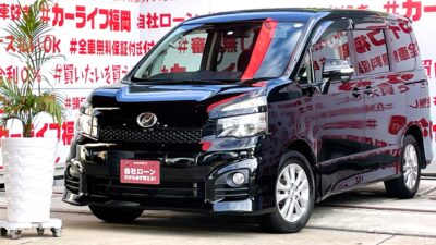 VOXY　ヴォクシー　ZS　＂後期型＂人気・お問い合わせ殺到中７０型ヴォクシー・トヨタのミニバン再入庫🚗純正ＨＤＤナビ🗾ＤＶＤ💿Ｂｌｕｅｔｏｏｔｈ🎶📱📞地デジＴＶ内蔵型📺走行中映像視聴可能👀スポーティーな革巻きレーシングタイプハンドル🏁パドルシフト👐付きでシフトチェンジが瞬時に可能🏎💡夜間も明るく・ＨＩＤヘッドライト💡夜間も明るく視界ＯＫ👀８人乗りタイプで大人数に対応👨‍👩‍👧‍👧🌈車検２年付🌈🚗福岡店専用HPでも在庫確認可能‼✨【carlifegroup.fukuoka.jp/】で検索🕵️‍♂️