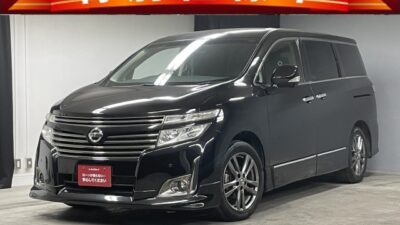 ELGRAND　エルグランド　350ハイウェイスター　アーバンクロム　ブラックレザー　✨特別仕様車✨　🌟総排気量3498cc最高出力280ps最大トルク35.1kg🔥Ｖ型6気筒DOHCエンジン搭載🌟　👑高級感のある黒革シート+助手席&二列目オットマン付きキャプテンシートの豪華な7人乗りモデル　フリップダウンモニターも搭載しておりますので後席の人も映像を楽しめます😆　ワンタッチオープンの両側パワースライドドアで乗り降り楽々👪　パワーバックドアでお荷物の積み下ろしの際にも大変便利です🧳　バックカメラ&アラウンドビューモニターで駐車時の後方の安全もバッチリです🎥　✨車検２年付✨　🌛TOKYO店専用HPにて更新中❗ carlifegroup.tokyo.jpで検索🕵️‍♂️🌛《1年保証》