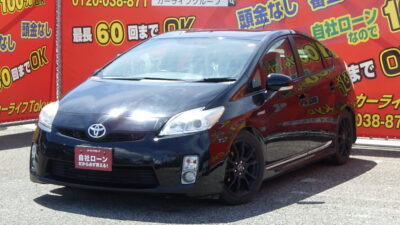 PRIUS　プリウス　S　【カスタム】　💖大人気のハイブリットカーNO.1！💖　✨月々2万円台～OK✨　🍃カタログ燃費・ＪＣ０８モード３０．４ｋｍ／Ｌの低燃費🍃　スマートキー&プッシュスタート付きエンジン楽々スタート！✨　社外サイド・リアハーフエアロ&社外ダウンサスでローダウン🎶　社外シートカバーでシートの汚れ防止！　クリアランスソナーで狭い道でも安心💖　社外17インチアルミホイール装着✨　🌜TOKYO店専用HPにて更新中❗ carlifegroup.tokyo.jpで検索🕵️‍♂️🌛《1年保証付》