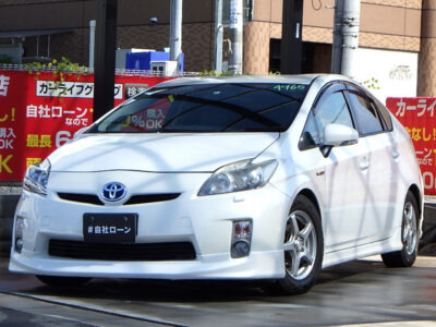 PRIUS　プリウス　Sツーリングセレクション　ローダウン&エアロでカスタムされた30系前期型⚡　内装は黒革調シートカバーや黒パネルでクールな印象🌌　Bluetoothオーディオ接続可能のSDナビでフルセグTV・DVDも視聴可能です🎵　月々32,300円～でお乗りいただけます💰　燃費も抜群ですので現在のガソリン高騰時期でもお財布には優しい車両です🍃　🌜大阪店専用HPも要チェック❗carlifegroup.jp で検索🕵️‍♂️　Instagram・Twitter・TikTokも随時更新中❗❗🌛《1年保証付》