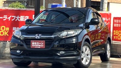 VEZEL　ヴェゼル　X　【ユーザー買取車両】　スタイリッシュなデザインで人気を博したホンダのSUV🔥　カタログ燃費20.6km/Lで維持費も安心です⛽️　レザー調シートカバーで内装も綺麗でオシャレです💺　バックカメラで駐車時も安心📷️　クルーズコントロール＆ETCで遠出の際にも便利です🗾　純正2連LEDヘッドライトで即座に明るく夜間でも安心です💡　🌜大阪店専用HPも要チェック❗carlifegroup.jp で検索🕵️‍♂️　Instagram・Twitter・TikTokも随時更新中❗❗🌛《1年保証付》