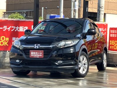 VEZEL　ヴェゼル　X　【ユーザー買取車両】　小回りの効くコンパクトSUV✨　アイドリングストップ付きで燃費性能も良好⛽　バックカメラやクルーズコントロールも装備されており運転も楽々です📷　純正SDナビでBluetoothオーディオ視聴可能🎶　純正2連LEDヘッドライトで長寿命＆明るさ満点🔦　大きすぎず、小さすぎない丁度いいサイズ感の人気車両です💎　🌜大阪店専用HPも要チェック❗carlifegroup.jp で検索🕵️‍♂️　Instagram・Twitter・TikTokも随時更新中❗❗🌛《1年保証付》