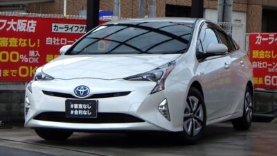 PRIUS　プリウス　A　《上級グレード》　衝突回避支援パッケージ「Toyota Safety Sense P」をはじめ先進装備を充実した「A」✨　「低燃費」の実現とともにカッコよさを際立たせる「低重心スタイル」や「走りの楽しさ・乗り心地のよさ・静かさ」🌳　レーダークルーズコントロールや障害物センサー、ヘッドアップディスプレイなど運転者に嬉しい装備👌　9インチBIGサイズのナビでBluetoothオーディオ接続可能な純正SDナビ📱　白と黒を基調としたオシャレな車内で気分も上がりますね😋　🌜大阪店専用HPも要チェック❗carlifegroup.jp で検索🕵️‍♂️　Instagram・Twitter・TikTokも随時更新中❗❗🌛《1年保証付》