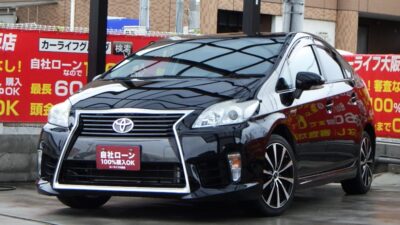 PRIUS　プリウス　S　～30前期型～　純正8インチナビで走行中フルセグTV･DVD視聴可能📺📀　大迫力の映像をお楽しみください🧨　バックカメラも大きな画面で見やすく安心です📷　フロントグリルにスピンドルグリルを搭載し、差別化をしたオシャレな外装デザイン✨　社外17インチAWで足回りもオシャレにキマっています💎　ステアリングスイッチで走行中のオーディオ操作もラクラクです🎶　月々33,700円～から購入可能なお手軽ハイブリッドカーです⛽　🌜大阪店専用HPも要チェック❗carlifegroup.jp で検索🕵️‍♂️　Instagram・Twitter・TikTokも随時更新中❗❗🌛《1年保証付》