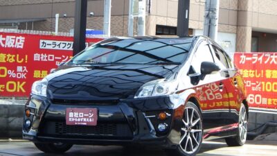 PRIUS　プリウス　Sツーリングセレクション　G’ｓ　スポーツコンバージョン車「S ツーリングセレクションGs（ジーズ）」⚡　ツーリングセレクションの装備に加え、専用デザインのバンパー(フロント・リヤ)や大径マフラー、18インチAW、G’ｓエンブレムなどインパクト抜群の外装⭐　フルセグTV・DVD視聴可能でBluetoothオーディオも接続可能のHDDナビ🎵　車内はG’ｓ専用シートやG’ｓエンブレムが多く使われているので特別感満載です✨　存在感のあるプリウスお探しの方は必見です👀　🌜大阪店専用HPも要チェック❗carlifegroup.jp で検索🕵️‍♂️　Instagram・Twitter・TikTokも随時更新中❗❗🌛《1年保証付》