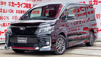 VOXY　ヴォクシー　ＺＳ　☀３ナンバーワイドボディータイプのＺＳ！！　”ＺＳ専用内装🚙ファブリックメーカーオプション（内装色　オレンジ＆ブラックカラー）✨”　ブラックカラー入庫✨アルパイン１０インチＳＤナビ🗾ＤＶＤ📀Ｂｌｕｅｔｏｏｔｈ📞🎶フルセグ内蔵📺走行中映像視聴可能👀⚡夜間も視界バッチリ💡ＬＥＤヘッドライト💡燃費もＯＫ🍃アイドリングストップ付🍃両側パワースライドドアー搭載・楽々開閉🚪７人乗りキャプテンタイプでウォークスルー自由自在😊🚗福岡店専用HPでも在庫確認可能‼✨ 【carlifegroup.fukuoka.jp/】で検索🕵️‍♂️