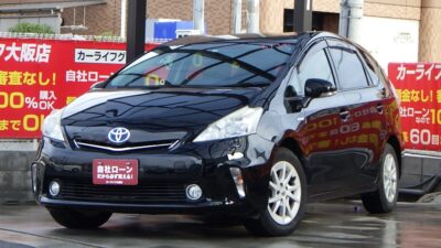 PRIUS　プリウスα　G　～3列シート7人乗りtype～　上位グレード専用の2連LEDヘッドライトで即座に明るく、見た目もオシャレです🔦　AUTOライトなのでトンネルでの点灯忘れも防止でき、安全に走行可能💡　純正SDナビでBluetoothオーディオ視聴可能🎶　スマホとペアリングして好きな音楽をお楽しみください✨　ビルトインETC＆クルーズコントロールで遠出の際でも便利です🗾　バックカメラで駐車時の死角も少なく安心です📷　🌜大阪店専用HPも要チェック❗carlifegroup.jp で検索🕵️‍♂️　Instagram・Twitter・TikTokも随時更新中❗❗🌛《1年保証付》