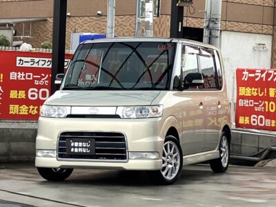 TANTO　タント　カスタム　VS　《ユーザー買取車》　月々1万円以下でお乗りいただける格安軽自動車🙌　特別仕様車グレードで専用15インチAW装着されています💡　走行中でもフルセグTV・DVD視聴可能のナビ付いています🎵　個性的なシャンパンゴールドカラー⭐　とにかくお安くお車乗りたい方は必見です👀　🌜大阪店専用HPも要チェック❗carlifegroup.jp で検索🕵️‍♂️　Instagram・Twitter・TikTokも随時更新中❗❗🌛《1年保証付》