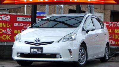 PRIUS　プリウスα　Gチューンブラック　【特別仕様車グレード】　ブラックをテーマに質感を向上させた内装と上品な輝きを加えた外装で特別感を感じさせる仕様✨　大画面8インチHDDナビでフルセグTV・DVD視聴可能📺💿　Bluetoothオーディオも接続可能です🎵　バックカメラ付きで駐車時も安心📷　3列シート7人乗りの室内でありながら26.2km/Lのカタログ燃費は魅力的です⛽　🌜大阪店専用HPも要チェック❗carlifegroup.jp で検索🕵️‍♂️　Instagram・Twitter・TikTokも随時更新中❗❗🌛《1年保証付》