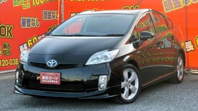 PRIUS　プリウス　S　【カスタム】社外フロント・サイド・リアハーフエアロ・純正ツーリング用17インチアルミホイールでドレスアップ🚗  ✨月々2万円台～OK✨　地デジフルセグTV📺DVD📀走行中ご視聴可能です😆　Bluetooth接続でスマホから音楽再生可能🎶　カタログ燃費・ＪＣ０８モード３０．４ｋｍ／Ｌの低燃費🍃　スマートキー&プッシュスタート付きエンジン楽々スタート！✨　HVバッテリーも1年保証付き👍　✨車検2年付✨　✨納車時タイヤ4本新品✨　🌜TOKYO店専用HPにて更新中❗ carlifegroup.tokyo.jpで検索🕵️‍♂️🌛《1年保証付》