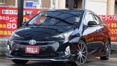 PRIUS　プリウス　S　50プリウス再入荷🚗　外装はエアロ、社外18インチAWで見た目もインパクト抜群⚡　社外SDナビでフルセグTV・DVD視聴可能でBluetoothオーディオも接続可能です🎵🎶　メーターフードの上部に装着したイルミネーションが点灯することで、車両情報をドライバーに分かりやすく伝える『ドライブサポートイルミネーション』搭載🌈　純正LEDヘッドライト&AUTOハイビームで夜間の走行も視界良好💡　　🌜大阪店専用HPも要チェック❗carlifegroup.jp で検索🕵️‍♂️　Instagram・Twitter・TikTokも随時更新中❗❗🌛《1年保証付》