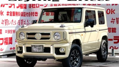 JIMNY ジムニーlittleG XL【カスタム】【４ＷＤ】DAMD✕カーライフ＂新車コンプリートカー＂💎メルセデスベンツ・Gクラス（ゲレンデ）仕様・オリジナリティの１台💎いろいろな車種でも大人気・アイボリーカラー🌈メーカー保証付き✨ゲレンデ最大のポイント👆ボンネットウインカー付💡新品縦型９.７インチ・ジムニー専用アンドロイドメディアタイプナビ🗾装着！Ｂｌｕｅｔｏｏｔｈ🎶📞ｉＰｈｏｎｅ ＣａｒＰｌａｙ　Ａｎｄｒｏｉｄ Ａｕｔｏ対応　シエラ純正１５インチＡＷでボリュームＵＰ・エアロで高級感と力強さもアピール🔥ベンツエンブレム装着済💎車検たっぷりのＲ９年２月マデ😲自社ローン・提携ローン💰各種オートローン完備🏧🚗福岡店専用HPでも在庫確認可能‼✨ 【carlifegroup.fukuoka.jp/】で検索🕵️‍♂️