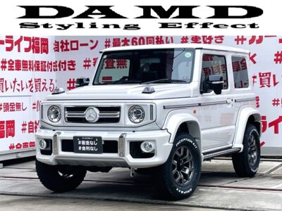 JIMNY ジムニーシエラ　littleG JC【カスタム】【４ＷＤ】＂マイナーチェンジ改良後４型モデル＂DAMD✕カーライフ＂新車コンプリートカー＂💎メルセデスベンツ・Gクラス（ゲレンデ）仕様・人気パールカラーオリジナリティの１台💎リアソナーセンサー付✨ゲレンデ最大のポイント👆ボンネットウインカー付💡普通車・迫力のオーバーフェンダータイプ＆新品ホワイトレーターＡＴタイヤ🔥ベンツエンブレム装着済💎新品１０インチ・ジムニー専用アンドロイドメディアタイプナビ🗾装着！Ｂｌｕｅｔｏｏｔｈ🎶📞ｉＰｈｏｎｅ ＣａｒＰｌａｙ　Ａｎｄｒｏｉｄ Ａｕｔｏ対応🌈車検たっぷりのＲ９年８月マデ😲自社ローン・提携ローン💰各種オートローン完備🏧🚗福岡店専用HPでも在庫確認可能‼✨ 【carlifegroup.fukuoka.jp/】で検索🕵️‍♂️