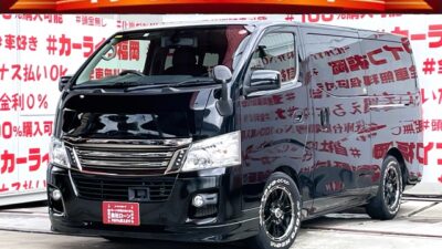 CARAVAN NV350　キャラバン　ライダーブラックライン　プレミアムGXエマージェンシーブレーキパッケージ【特別仕様車グレード】【カスタム】💎最上級グレード・ローダウンカスタム車💎人気ホイール🔥MAD CROSS16インチＡＷ＆ホワイトレタータイヤ装着済👍純正メモリーナビ🗾Ｂｌｕｅｔｏｏｔｈ🎶📞フルセグＴＶ内蔵型📺走行中映像視聴可能🎉両側スライドドアー・両側オートクロージャ―装備🚪ライダー専用フロントグリル・フロントハーフスポイラー✨撥水カプロンシートタイプの高級シート💺車検1年付🚗福岡店専用HPでも在庫確認可能‼✨ 【carlifegroup.fukuoka.jp/】で検索🕵️‍♂️