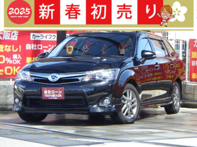 COROLLA FIELDER　カローラフィールダー　HV　G　《新年初売り》　エアロツアラー　W×B　【総合評価優良車】《特別仕様車グレード》　大人4人が、安心・安全、快適に長距離を移動できるミニマムサイズで人気✨　黒を基調にアクセントとして白を配したスタイリッシュな内装などで好評の特別仕様車⚡　カタログ燃費33.0km/Lと低燃費🍃　後席はフルフラットになりお荷物もたくさん載りますのでお仕事にも使えます📦　社外SDナビでフルセグTV・DVD視聴可能はもちろんBluetoothオーディオも接続可能です🎵　🌜大阪店専用HPも要チェック❗carlifegroup.jp で検索🕵️‍♂️　Instagram・Twitter・TikTokも随時更新中❗❗🌛　《1年保証付》