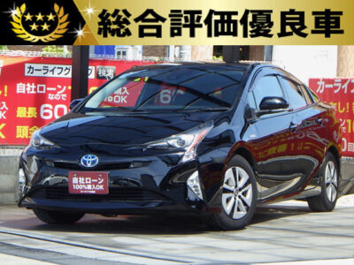 PRIUS　プリウス　Aプレミアム　【総合評価優良車】　50系　黒革シートや前席シートヒーター、運転席側パワーシートなど装備充実💎　障害物センサー、インテリジェントパーキングアシスト、ヘッドアップディスプレイなども搭載🙌　純正SDナビは8インチのビックサイズでBluetoothオーディオ接続はもちろん、大画面で迫力あります🥳　見た目もカッコよく快適で安心もプラスされたプリウスです✨　🌜大阪店専用HPも要チェック❗carlifegroup.jp で検索🕵️‍♂️　Instagram・Twitter・TikTokも随時更新中❗❗🌛《1年保証付》