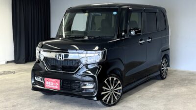 N-BOX　カスタム　G・Lホンダセンシング　純正インターナビ💿🗾ＣＤ・ＤＶＤ💿Ｂｌｕｅｔｏｏｔｈ🎶📱📞地デジフルセグＴＶ内蔵型📺🚪夜間も明るいＬＥＤヘッド＆ＬＥＤフォグランプ装備！！クルーズコントロールで高速道路での長距離走行も楽々快適🛣️安全装備もバッチリ・ホンダセンシング機能💎大人気のハイトワゴン・Ｎ－ＢＯＸ！！シーケンシャル式ウインカーもワンポイントアクセント😊納車時新品タイヤ装着🌈車検２年付🌈💎TOKYO店専用HPにて更新中❗ carlifegroup.tokyo.jpで検索🕵️‍♂️🌛《1年保証》