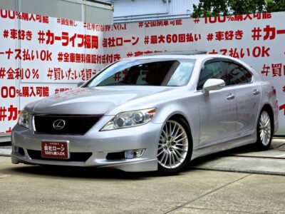 LEXUS　レクサス　LS460　バージョンSZ・Iパッケージ＂中期型＂【カスタム】ご好評により福岡店再入庫😲ローダウンカスタム🔥純正ＨＤＤナビ🗾ＤＶＤ📀Ｂｌｕｅｔｏｏｔｈ🎶📱📞フルセグＴＶ内蔵型📺走行中映像視聴可能👀本革エア―シート💺前席シートエアコン🌀シートヒーター🔥装備車💎＆サンルーフ🌞の豪華装備付💎本革のヒーター付きハンドル💎🚘シフトチェンジ・スポーツモードもOK🏁夜間でも明るいＨＩＤヘッドライト＆HIDフォグランプ🔦🚗福岡店専用HPでも在庫確認可能‼✨ 【carlifegroup.fukuoka.jp】で検索🕵️‍♂️