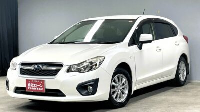 IMPREZA 　インプレッサスポーツ　１．６iーL✨😁カジュアルに乗れるスポーツタイプの車が再入庫🔥純正オプションストラーダメモリーナビ🗾地デジフルセグ✨走行中視聴可能❗Bluetoothも装備なので運転が楽しくなる😍　AT車でMT運転できない方でも運転免許を初めて取得された方も安心楽々運転できて軽快な走りをしてくれる楽しい１台！！　後席シートを倒せばフラットになりますので大きなお荷物も楽々♪✨　走りと実用性を兼ね備えた当店一押しインプレッサスポーツです✨　夜間走行も安心のHIDヘッドライト装備!(^^)!純正１５インチアルミホイール装着でシンプルな仕上がり❕❕🌈TOKYO店専用HPにて更新中❗ carlifegroup.tokyo.jpで検索🕵️‍♂️🌛《1年保証》